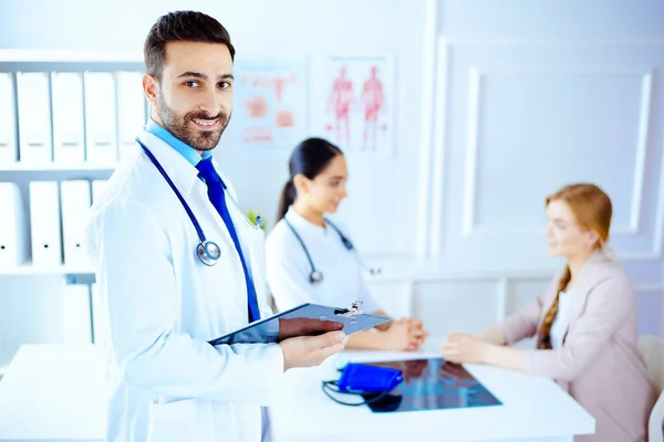 Medico Arabo Sorridente Ospedale Con Tablet Stetoscopio Team Medico Che — Foto Stock