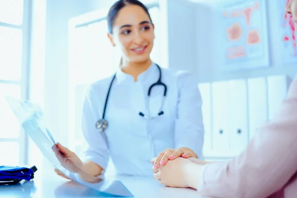 Arap Kadın Doktor Hasta Masada Otururken Bir Şey Tartışıyorlar Doktor — Stok fotoğraf