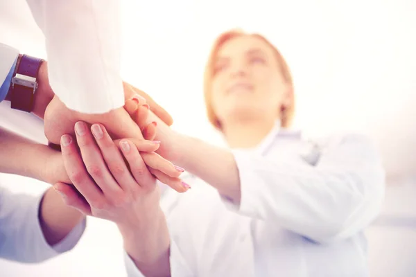 Tıp doktorları el sıkışıyor. Tıbbi ve sağlık hizmeti kavramı