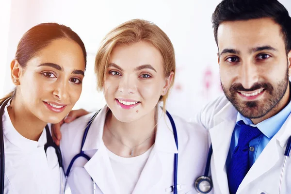 Tre Medici Sorridenti Tutti Insieme Ospedale Medici Multirazziali — Foto Stock