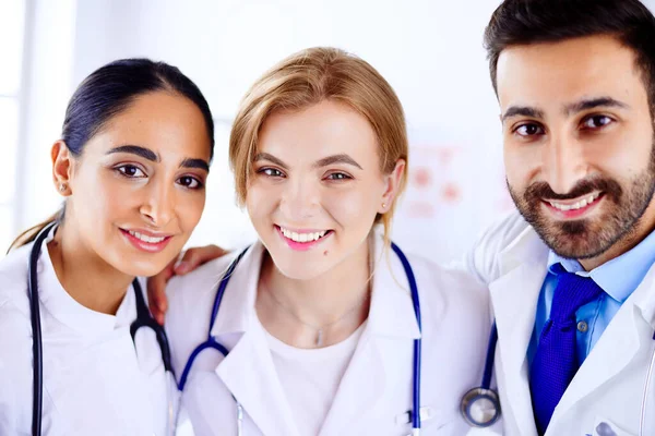 Trois Médecins Multiraciaux Souriants Debout Ensemble Dans Hôpital — Photo