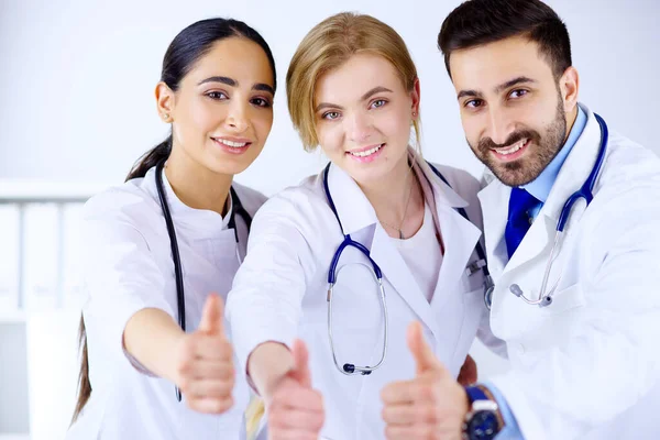 Médicos Árabes Europeus Sorridentes Mostram Polegar Para Cima Conceito Saúde — Fotografia de Stock