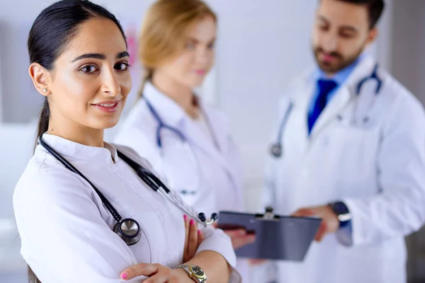 Attraente Donna Araba Medico Sorridente Fronte Roba Medica Ospedale — Foto Stock