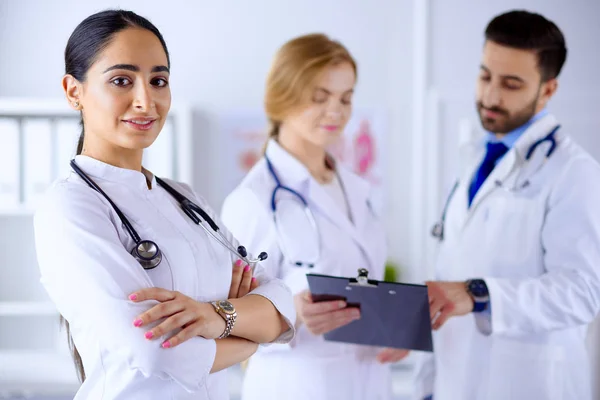 Hastanede Tıbbi Malzemelerin Önünde Gülümseyen Çekici Kadın Arap Doktor — Stok fotoğraf