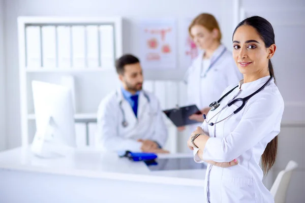 Fiducioso Medico Femminile Fronte Team Guardando Fotocamera Sorridente Team Multirazziale — Foto Stock