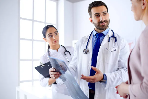 Giovane Medico Arabo Spiega Diagnosi Paziente Ospedale — Foto Stock