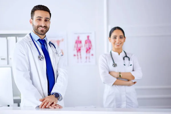 Due Giovani Medici Arabi Sorridenti Piedi Sala Consultazione Ospedale — Foto Stock