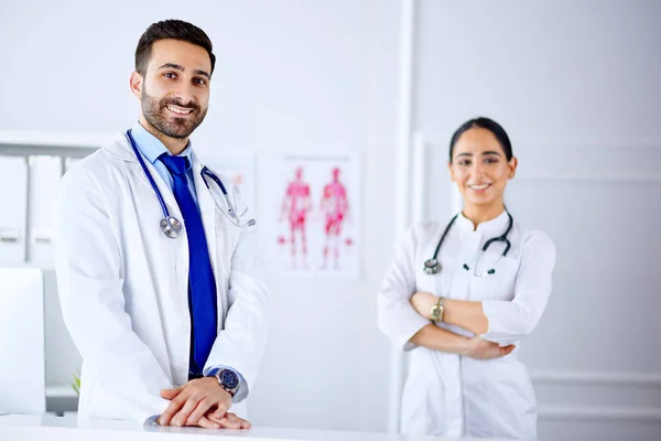 Due Giovani Medici Arabi Sorridenti Piedi Sala Consultazione Ospedale — Foto Stock