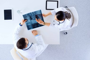 Omurga röntgeni ve hastane, tıp, sağlık ve cerrahi konseptinde panosu olan doktor veya cerrah 