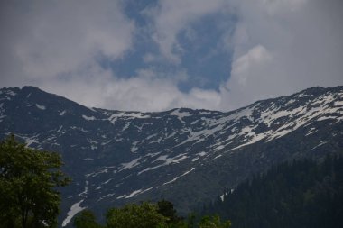 Güzel gökyüzünde kar dağı
