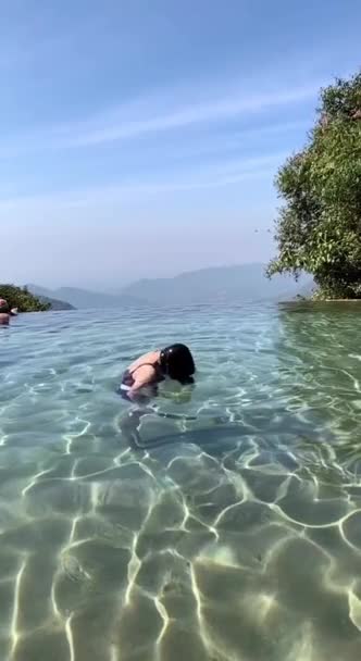 Meisje Spelen Knipperen Water Met Haar Haar Zee — Stockvideo