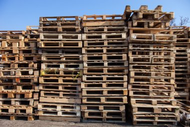 Ahşap yük tekneler, paletler büyük yığını.