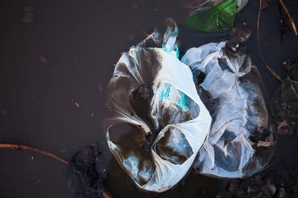 Выброшенные Пластиковые Пакеты Плавающие Черной Грязной Воде — стоковое фото
