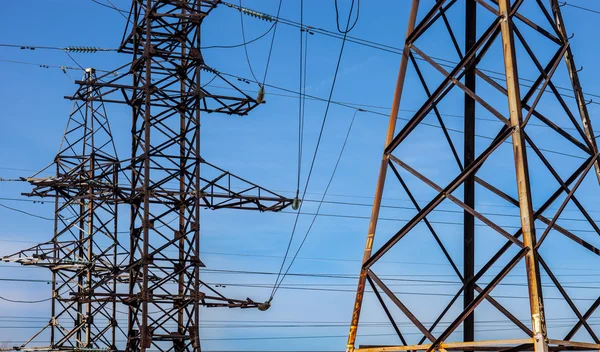 Elektricitet Pyloner Mot Den Blå Himlen Bakgrund — Stockfoto