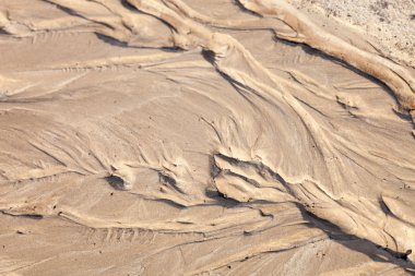 Kum yüzeyi yağmurdan sonra su akıntılarının oluşturduğu rahatlama ile.