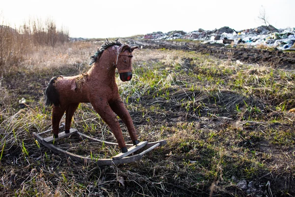 Gamla Trådslitet Gunghäst Kastas Bort Till Soptippen Fältet — Stockfoto