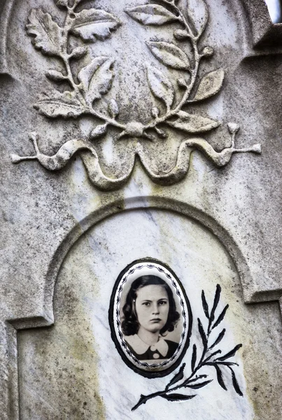 Portrait Young Woman Old Gravestone — Stock Photo, Image