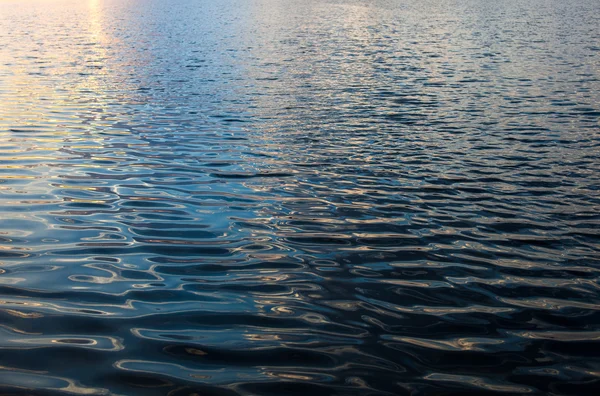 波紋と太陽光の反射を持つ水面 — ストック写真
