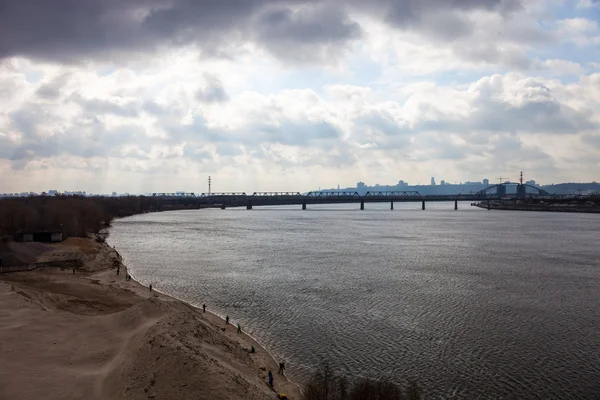 La rivière Dniepr à Kiev au début du printemps — Photo