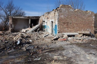 Tuğla bina kalıntıları