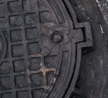 Metal kanalizasyon kapağı