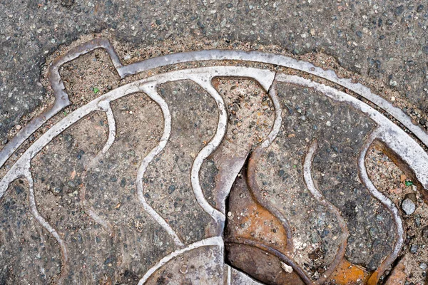 Cracked metal manhole cover — 스톡 사진