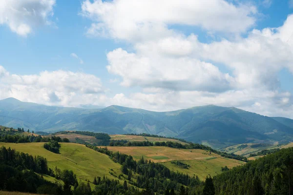 Krajobraz w Karpatach ukraińskich — Zdjęcie stockowe