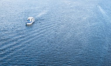 Mavi Dnieper sularda yüzen tekne