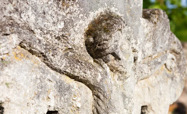 Vieille pierre tombale crucifix — Photo