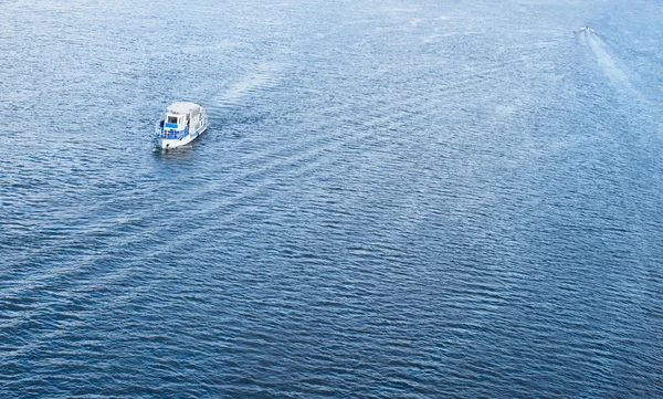 Mavi Dnieper sularda yüzen tekne
