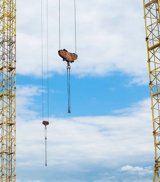 Mástiles y ganchos de las grúas torre — Foto de Stock