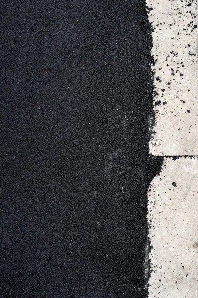 New asphalt concrete near the concrete kerb — Stock Photo, Image