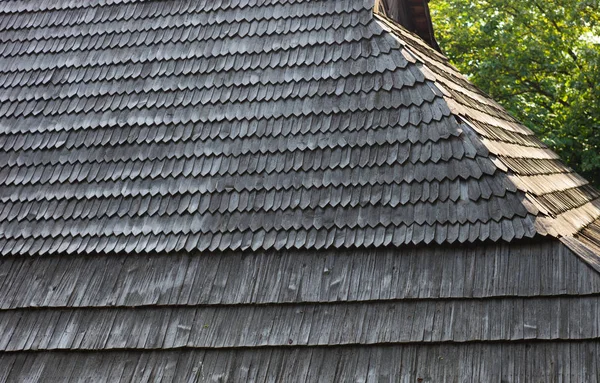 Stary drewniany dach gontowy — Zdjęcie stockowe
