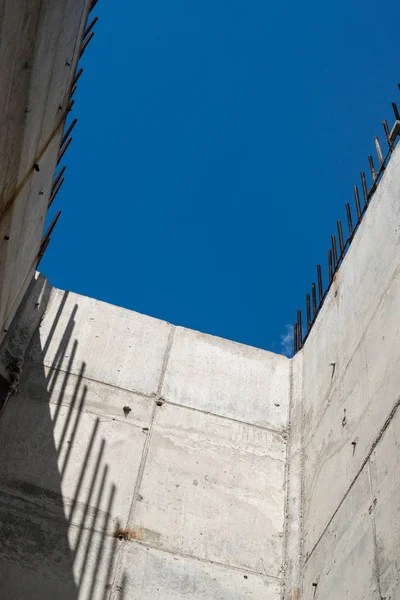 Серые бетонные стены с арматурой — стоковое фото