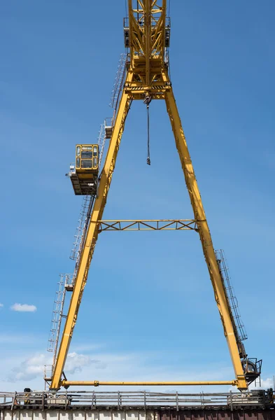 Gantry crane against the blue sky — Stok fotoğraf