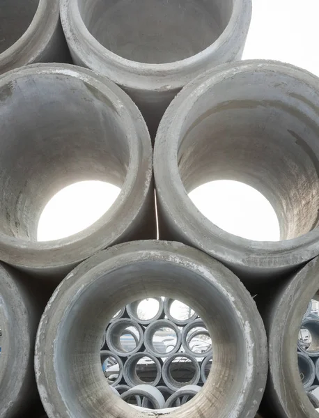 Pilha de novos tubos de concreto . — Fotografia de Stock