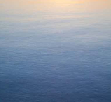 gün batımında su yüzeyi.