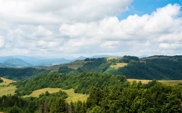 Paisaje en los Cárpatos Ucranianos — Foto de Stock