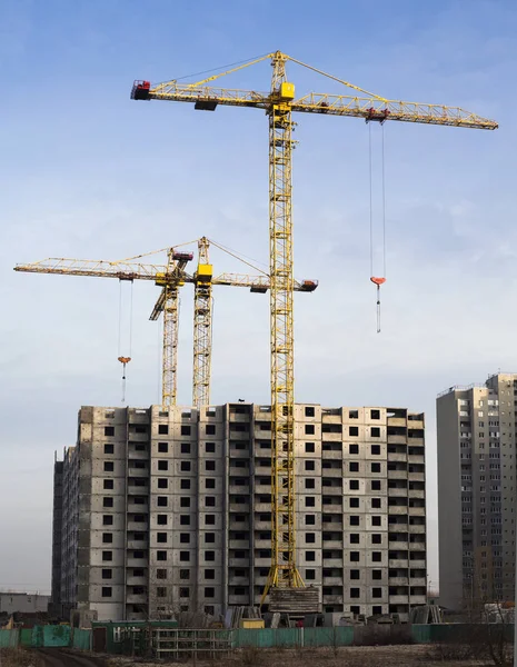 Tower cranes and high-rise building — Stockfoto