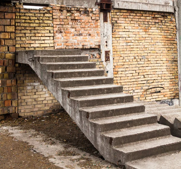 Concrete stairs in the brick building — Stock Photo, Image