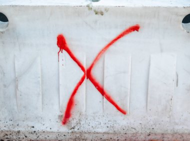 X işaretli beyaz güvenlik bariyeri.