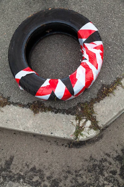 Cubierta de neumático envuelta en franja de seguridad roja y blanca — Foto de Stock