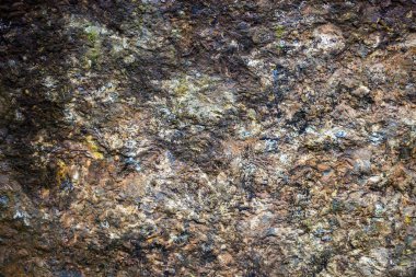Zengin ve çeşitli dokuları olan granit yüzey