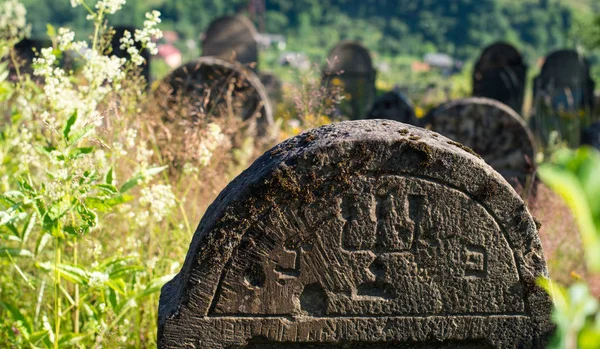 Gravestone in the old Jewish cemetery in the Ukrainian Carpathia — Stock Photo, Image