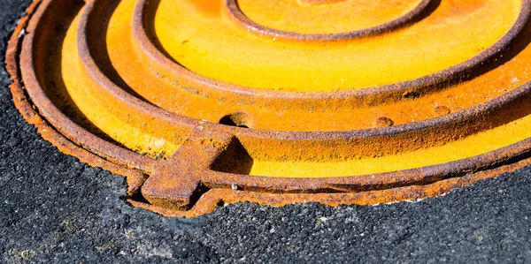 Rusty metal manhole cover — Stock Photo, Image
