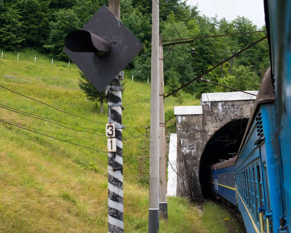 Pociąg jadący do tunelu w Karpatach — Zdjęcie stockowe