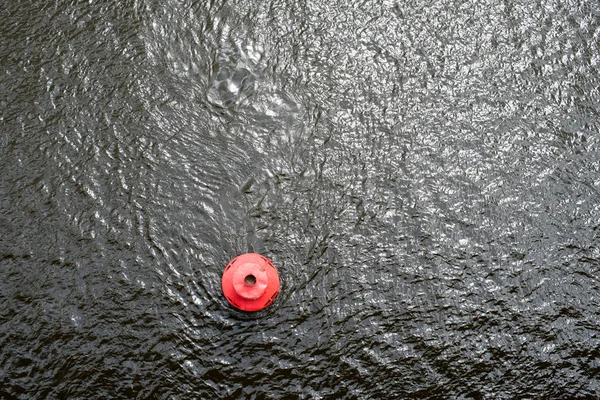 Vörös bója a vízfelszínen — Stock Fotó