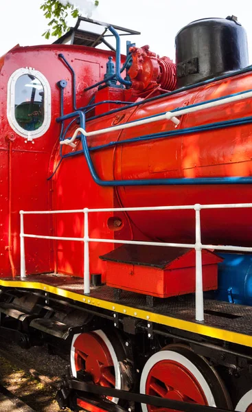 Vecchia locomotiva a vapore rossa . — Foto Stock