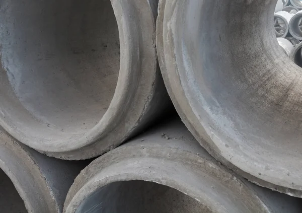 Yeni beton borular yığını. — Stok fotoğraf