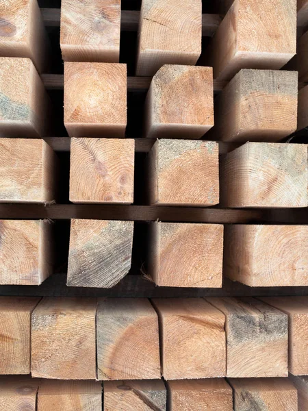 Houten balken. Planken. Stapel luchtdrogend hout. — Stockfoto